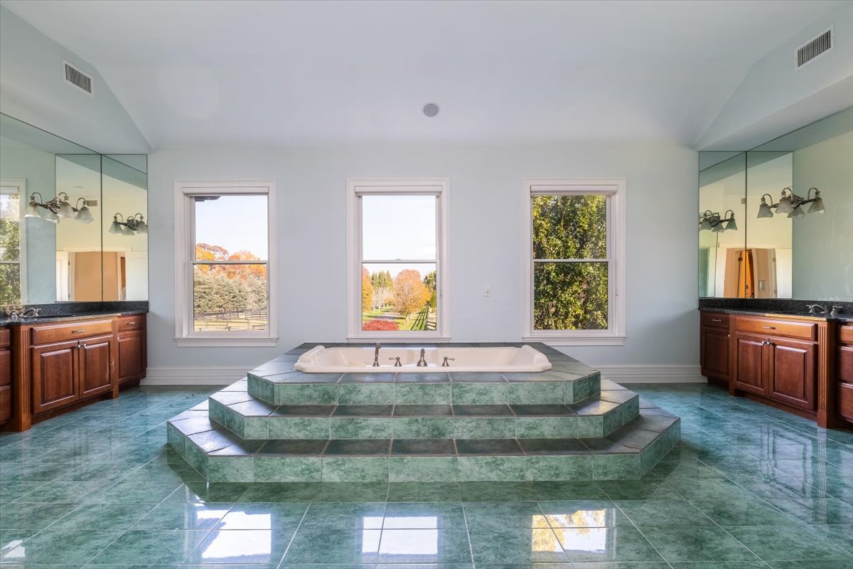 MATTITUCK - 13 ACRES - $9.999M